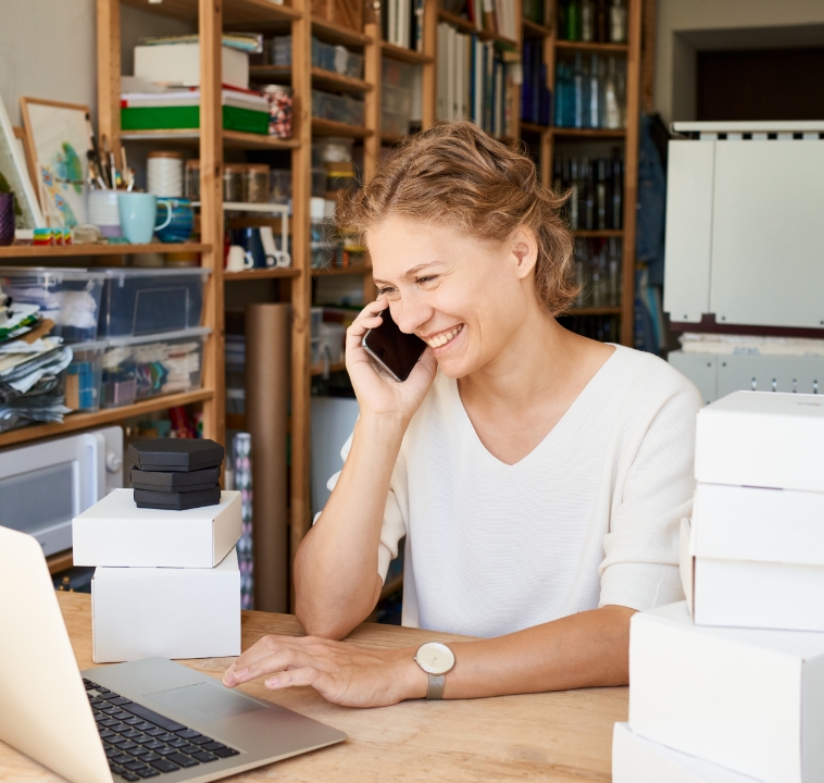 Persona sorridente che lavora